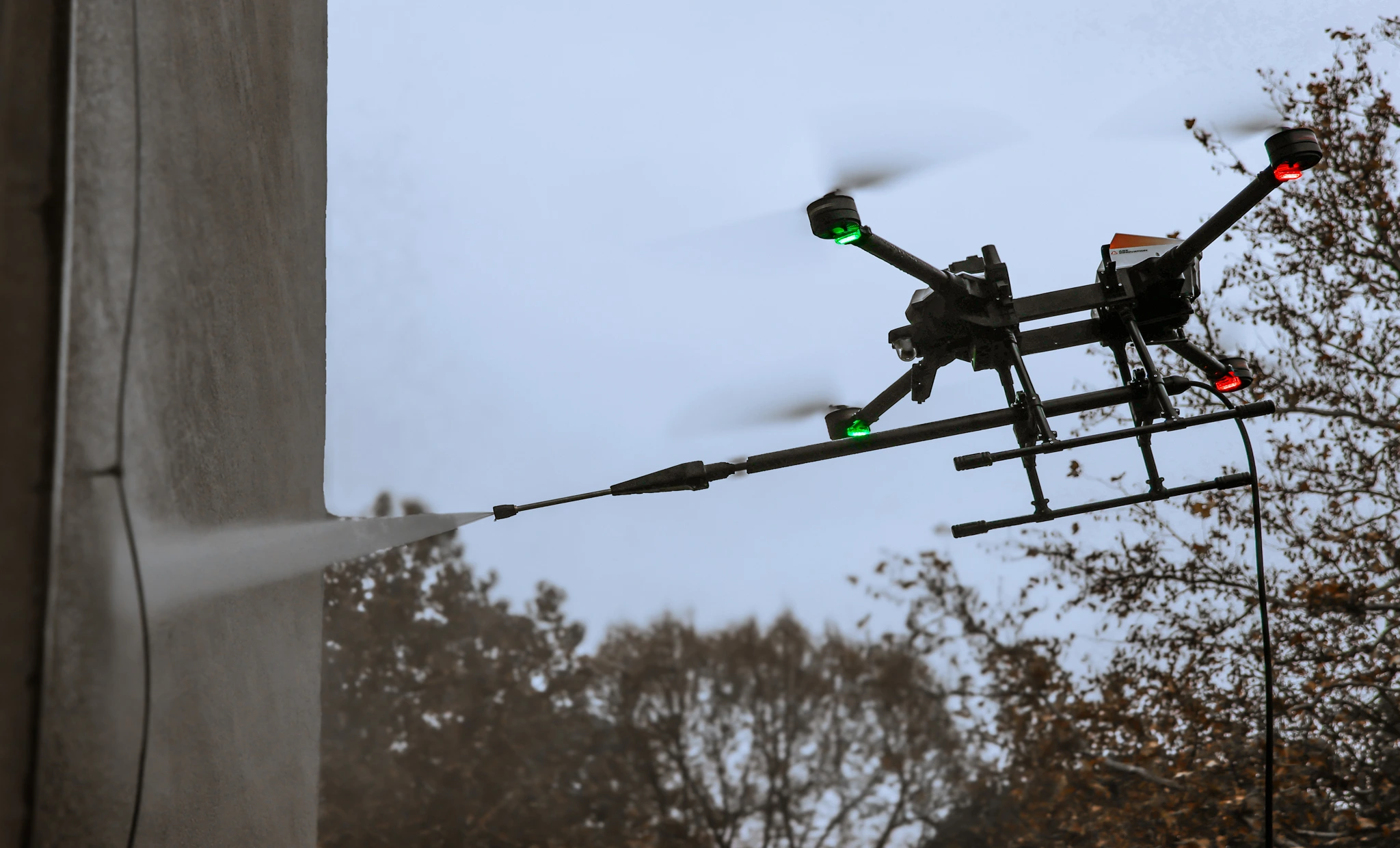 Mycie elewacji budynków dronem — SkyClean