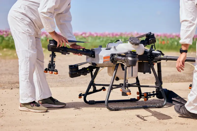 Przygotowanie drona do pracy przez zespół SkyClean